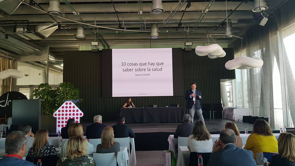 D. José Miguel Mulet (Doctor en Bioquímica, Biología Molecular y Divulgador Científico) abrió hoy la segunda jornada del curso con su ponencia "10 cosas que debes saber para llevar una vida saludable". Fue presentado por Ana Moya, directora del curso.