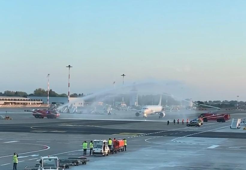 BeppeSala's tweet photo. Bentornato #Linate! Da stasera alle 18:00 sono ufficialmente ripresi gli atterraggi e insieme alla Ministra @paola_demicheli  ho accolto i passeggeri del primo volo in arrivo da Roma. Da domani l’aeroporto tornerà ad essere pienamente operativo. https://t.co/J97dBZiC8z