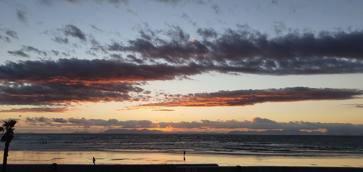 JBesford's tweet photo. A 'moody' #CapeTown good night!
#CalmBetweenStorms
#π«π¦ https://t.co/4dwKc5agB7