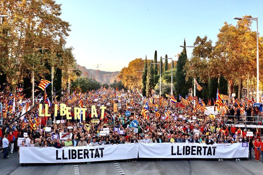 DemocratesJoves's tweet photo. 📢 NI UN PAS ENRERE!

👉 Només amb la independència aconseguirem la llibertat dels ostatges polítics!

🏴 Unilateralitat, desobediència, resistència! https://t.co/I71CJAn5Qj