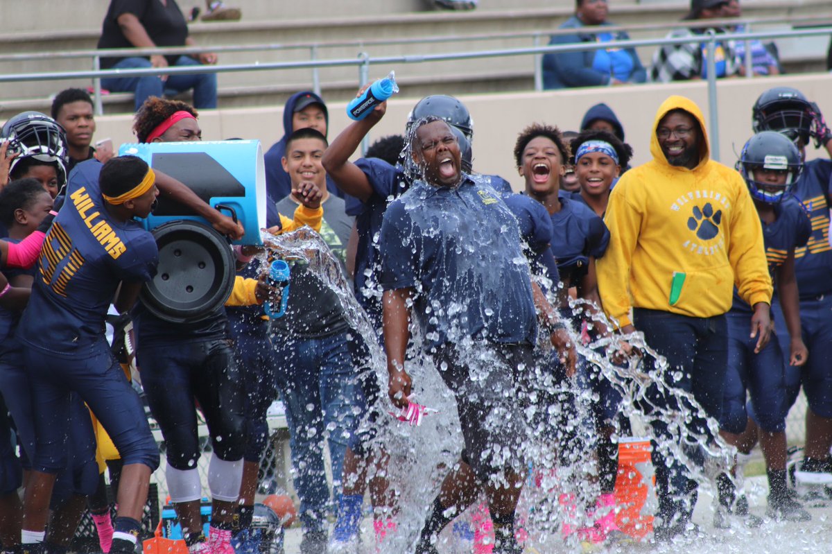 #CFAScoreUpdate <a href="/ClementsMiddle/">CLMS</a> finishes off their perfect season with a 24-0 victory over <a href="/VMMS_Generals/">Veterans Memorial MS</a> in the NewRock championship game! More photos are coming and will be in the photo gallery which will be out tomorrow morning! 👀👀👀