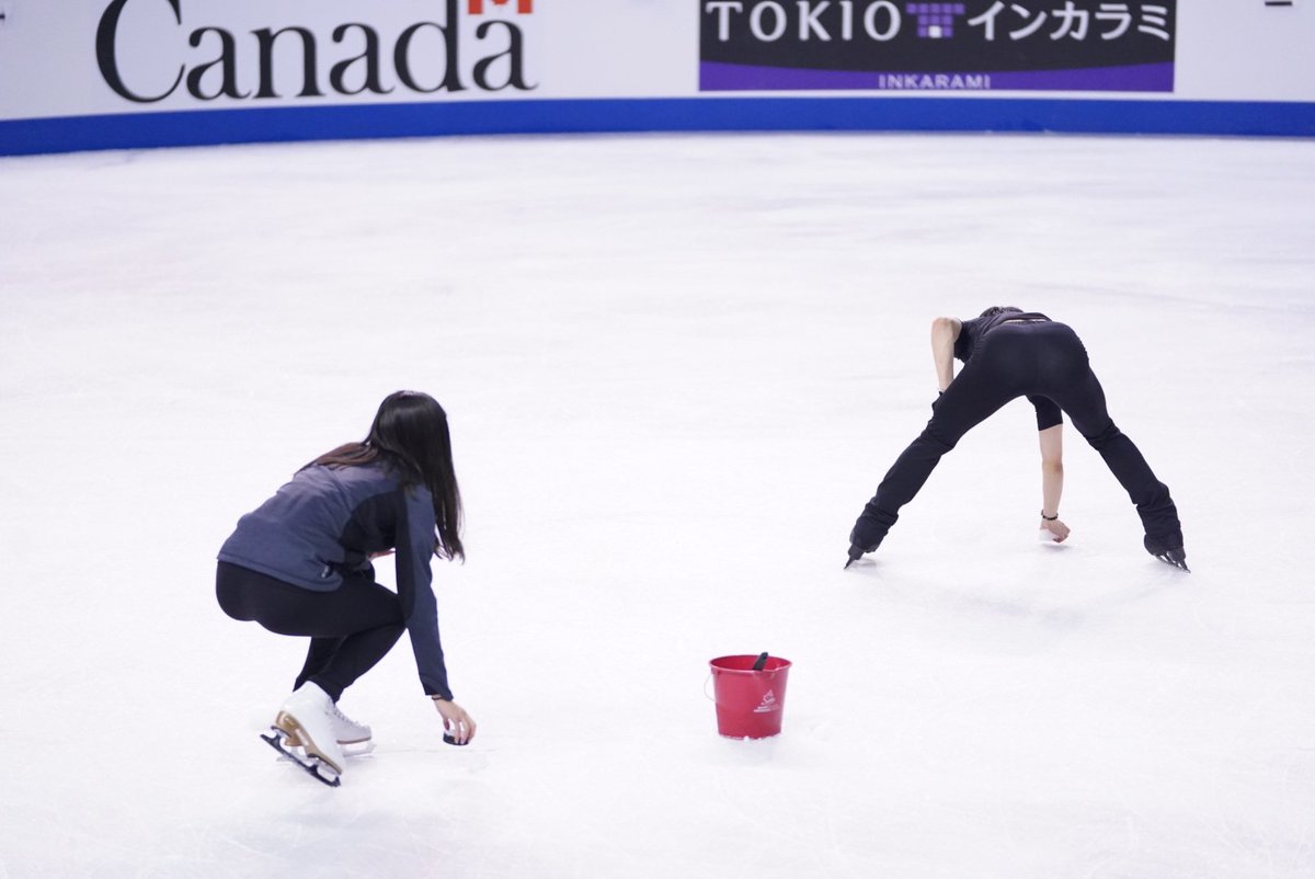 羽生結弦選手 Gpsカナダ大会の公式練習後の製氷時に見せた微笑ましい光景が話題に 実は時々見られる光景らしいです Togetter