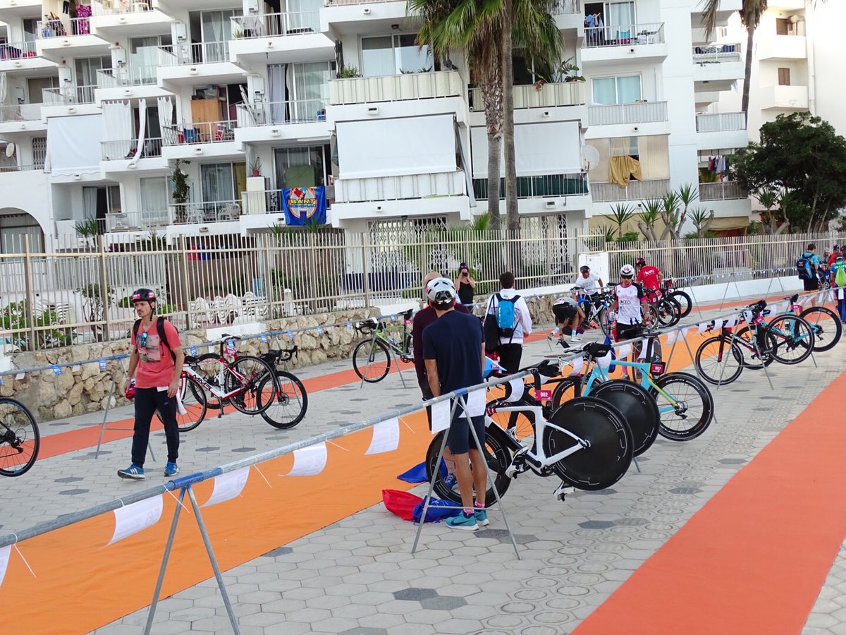 Intenso día previo a #IbizaTriatlon 
- recogida de dorsales ✅
- reconocimiento circuito bici ✅
- rueda de prensa ✅
- espectáculos musicales ✅
- reunión técnica ✅
- control material y Check in bicis ✅
- nervios previos a la prueba ❌