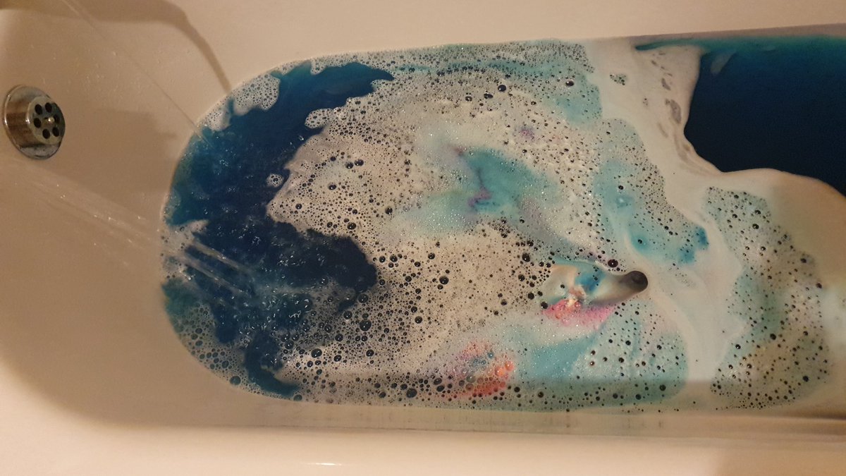 glitterdomino's tweet photo. Gotta love a @lush bath! #pamperpartyforone https://t.co/zx1d5hkSo3