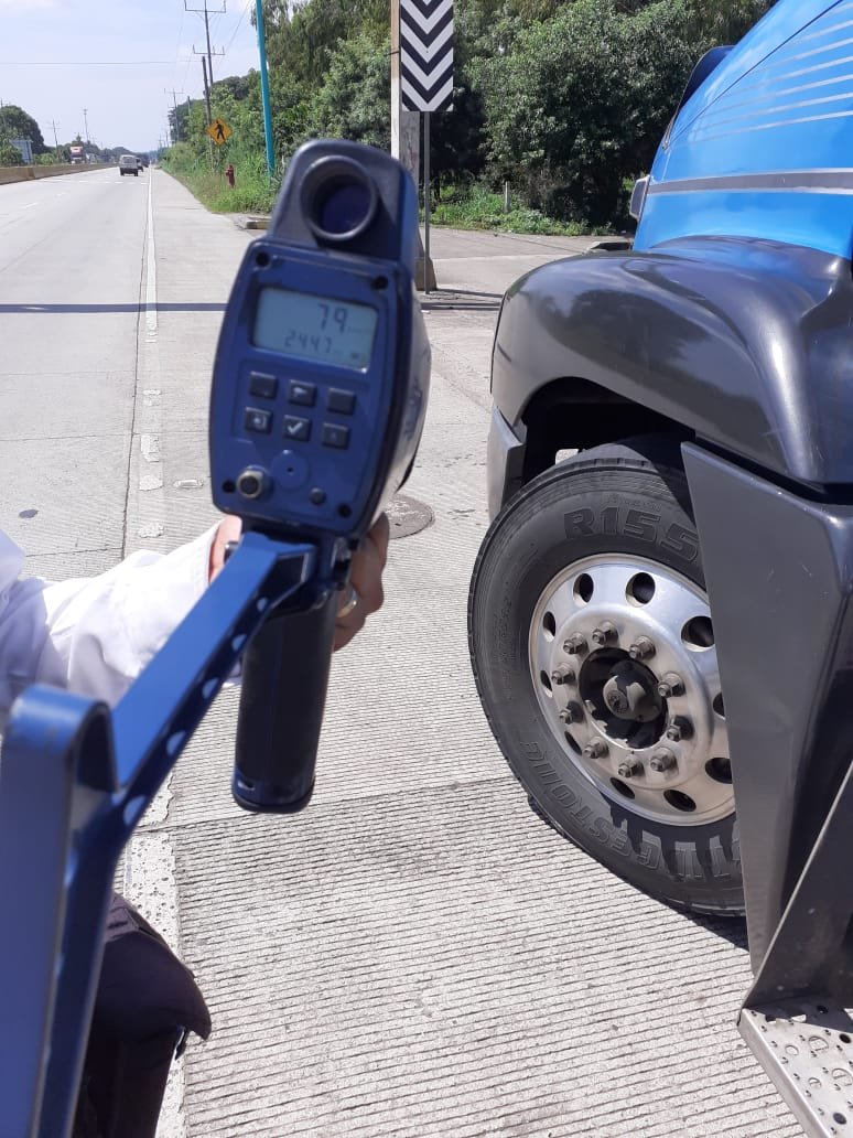 PNCSV's tweet photo. #Sonsonte | Sección de tránsito garantizando la seguridad en carretera y verificando que conductores respeten los límites de velocidad para prevenir accidentes.
#PlanControlTerritorial https://t.co/xeQhWRlm78