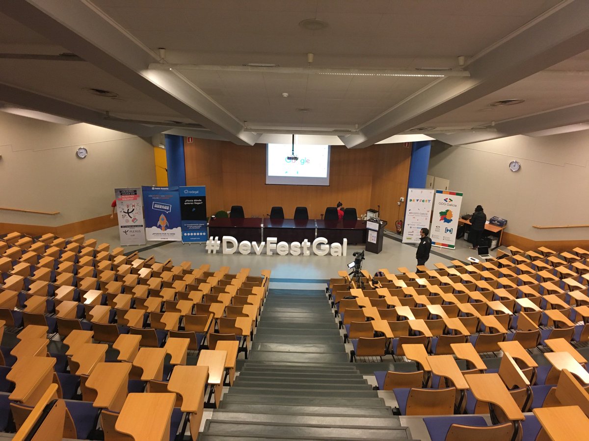 Gracias a todos los que habéis venido hoy al #DevFestGal desde todas partes de Galicia. Ha sido una fiesta hacer este evento y en #Ourense Hemos tenido unas charlas geniales y unos asistentes de lujo! #KeepPushingCommunity Foto by <a href="/romulocintra/">Romulo || Cintra</a>