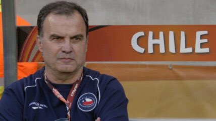 FonsiLoaiza's tweet photo. Marcelo Bielsa: "Admiro lo que está haciendo el pueblo chileno. Toman la democracia de forma distinta, entendiendo que no es solo votar. Han dado un ejemplo de firmeza y de convicción envidiable. Son un ejemplo para el resto de los países maltratados por sus gobernantes". Enorme. https://t.co/zFjGvtDHpn