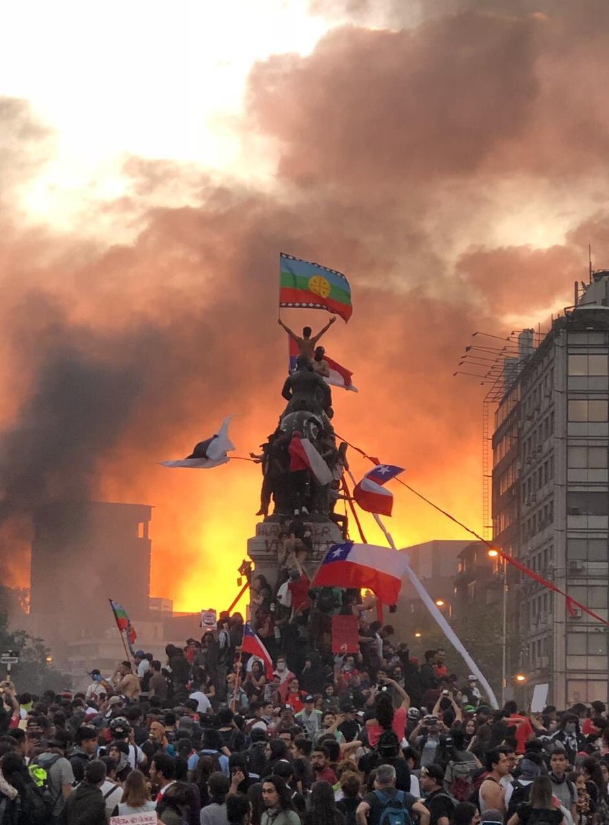 FonsiLoaiza's tweet photo. Marcelo Bielsa: "Admiro lo que está haciendo el pueblo chileno. Toman la democracia de forma distinta, entendiendo que no es solo votar. Han dado un ejemplo de firmeza y de convicción envidiable. Son un ejemplo para el resto de los países maltratados por sus gobernantes". Enorme. https://t.co/zFjGvtDHpn
