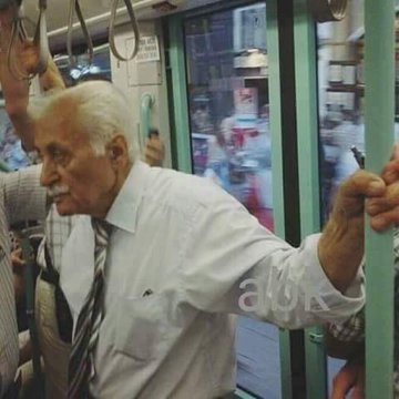 83 yaşında, metroda, ayakta. 
Koskoca vagonda bu muhterem edebiyat ve fikir adamına yer verecek bir insan çıkmamış.
O kadar şiir, o kadar yazı yazmış, insanımıza hizmet etmiş birine yapılan bu terbiyesizlik, izah edilemez.
Kim mi bu dede?
Yavuz Bülent Bakiler.