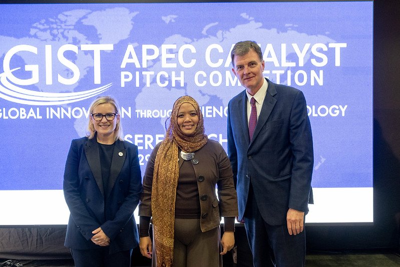 GISTNetwork's tweet photo. Sara Dhewanto from Indonesia🇮🇩 Co-Founded Duithape and is the WINNER of the  GIST APEC Catalyst Pitch Competition!! 
She won $10,000 from Amazon Web Services in La Serena, Chile. 🏆 

Learn more here: https://t.co/UD322nNQx9 https://t.co/RwTGPEyDG0