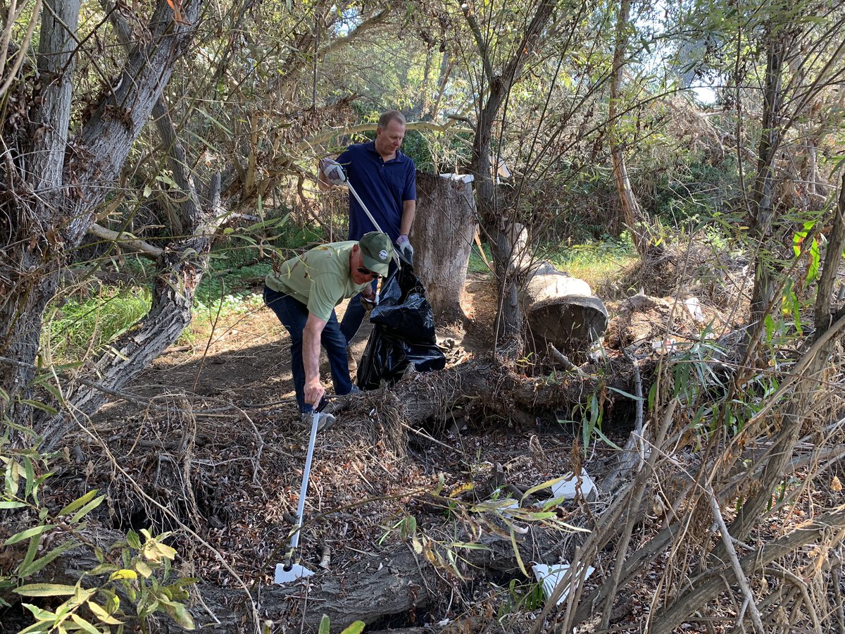 Kevin_Faulconer's tweet photo. The @SanDiegoRiver Park Foundation is an incredible steward of our region's namesake and today they organized more than 200 volunteers to clean up 7 miles of it. Thank you to everyone who came out and for helping us keep a #CleanSD https://t.co/wlIsdsUJNm