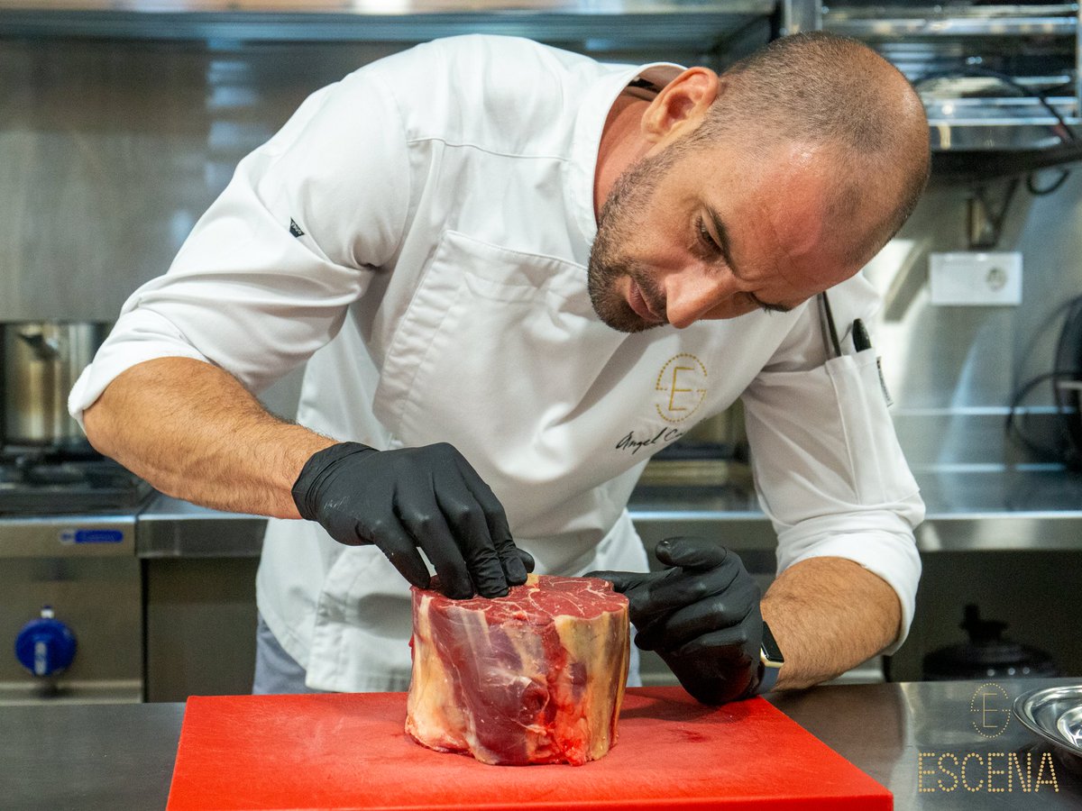 ¿Qué estarán tramando el equipo de cocina de <a href="/EscenaValencia/">Escena Valencia</a>?
Próximamente, el Chef <a href="/AngelMChef4/">Ángel MasterChef 4</a> nos lo desvelará.

¡Déjate seducir por la experiencia gastronómica #escena!
Reservas:
☎️ 96 107 46 00 📞 610 95 95 64
📲 Bit.ly/whatsappescena
💻 escenavalencia.com