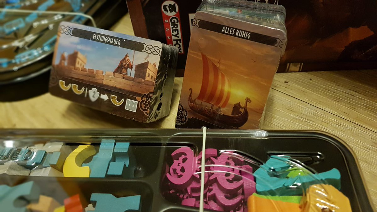Sibi30015224's tweet photo. Die #Spieleschmiede liefert wie am Fließband. Nach #Trismegistus und #Steamopolis folgte heute bereits die dritte Lieferung der Woche: Reavers of Midgard! Das Coverartwork und das Spielmaterial sehen hammergeil aus! Hoffe das Spiel kann da mithalten! 🤗 @CoraxGames @GreyFoxGames https://t.co/ZTiD4UDbID
