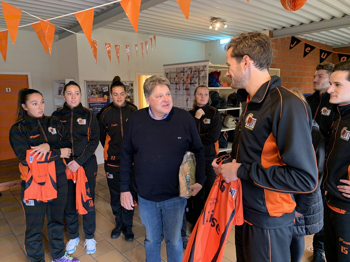 Uitreiking nieuwe shirts <a href="/kvswift/">kv Swift (M)</a> 1 met shirtsponsor #Rijkse Accountants en Adviseurs.