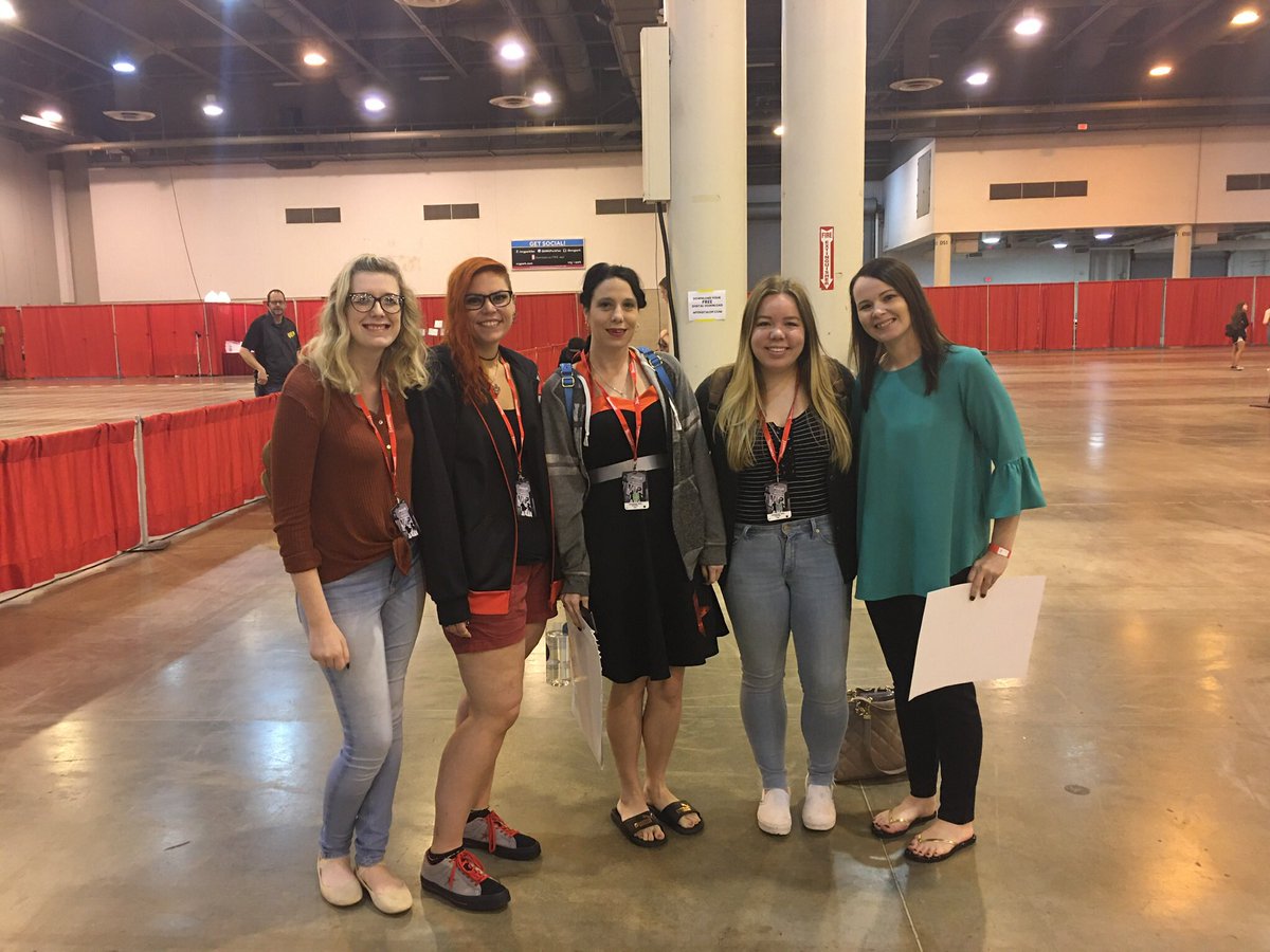 wildflowerchaos's tweet photo. It’s been a week since I seen these lovely humans! Miss y’all’s faces! @jenofthemoon @f0x1nth3b0x @_ismybones @britth174 @bayleeclowe 🥺💖 #confam #sebcon https://t.co/TtP1t1b2EZ