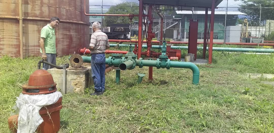 InvepalOficial's tweet photo. #SabadoDeProducción | Nuestros trabajadores y trabajadoras de #Invepal no se detienen. Hoy #26Oct realizan traslado de tuberías y conexiones desde la Planta de Tratamiento de Agua hasta la Planta de Recubiertos Maracay.
#26Oct
#ProducirEsVencer
#TodosSomosInvepal https://t.co/hxVoIKHn2W