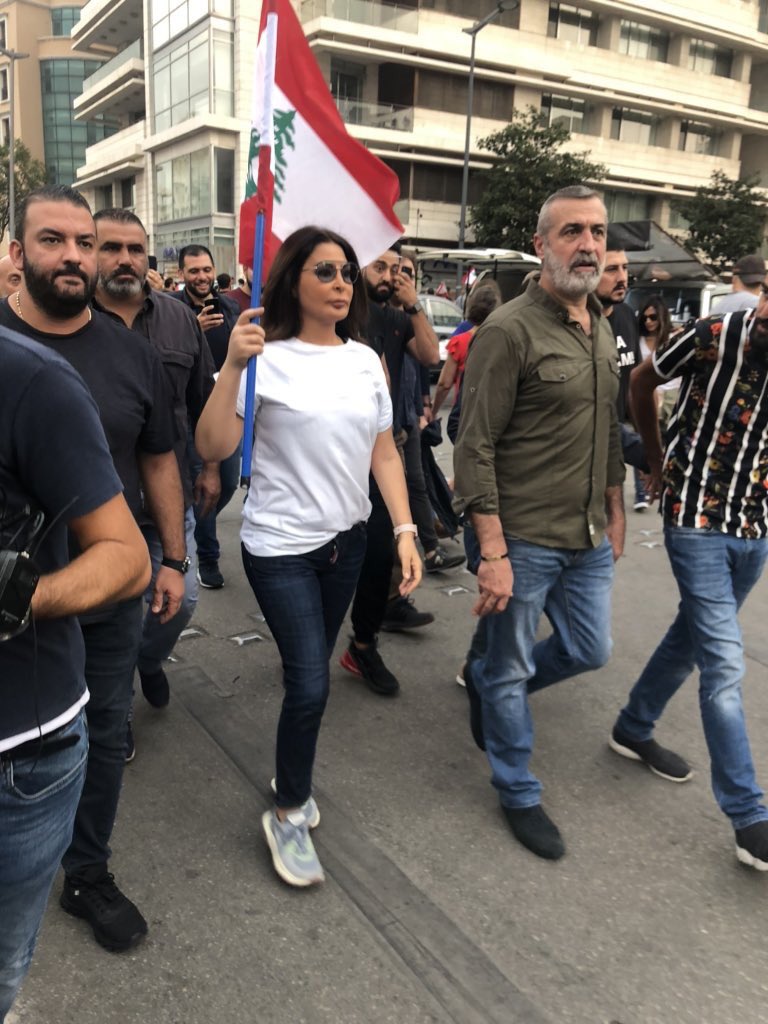 ArabStars99's tweet photo. النجمة الرائعة إليسا تتألق في مظاهرات بيروت 🇱🇧

@elissakh https://t.co/M1aukaIlYb