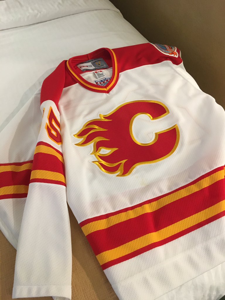 TomRoulston's tweet photo. T-minus 2 hrs and 40 mins to puck drop. #HeritageClassic #TimeToBundleUp #yqr https://t.co/h6eEWqZZ1F
