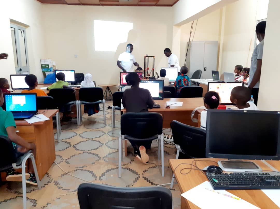 abd0ul_wahab's tweet photo. Lancement du #Labo des Génies #Cohorte1

C'est partie pour 6 séances de formations des enfants sur le coding 💻.
Ils ont entre 5 et 12ans, ensemble ns avons découvert l'outil informatique, appris à manipuler la souri, le clavier et dessiner✏️ avec #paint😊 https://t.co/bVd5EIBfhA https://t.co/UYGZESh31O