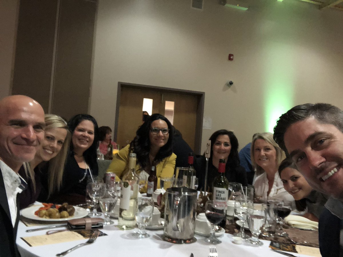 GoVienneau's tweet photo. La gang #WorryPas est présent au Gala de Reconnaissance de la Chambre de Commerce du Grand Shediac ce soir! https://t.co/enk5GJbq4d