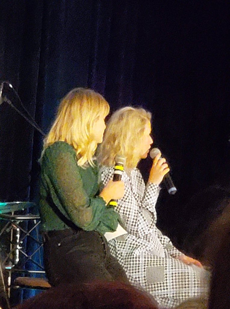 After their photo was their panel which was freaking hilarious  They kept making fun of eachother and  @RoseAReynolds found out where babies came from  #Teacup  #BipidiBopidiBo