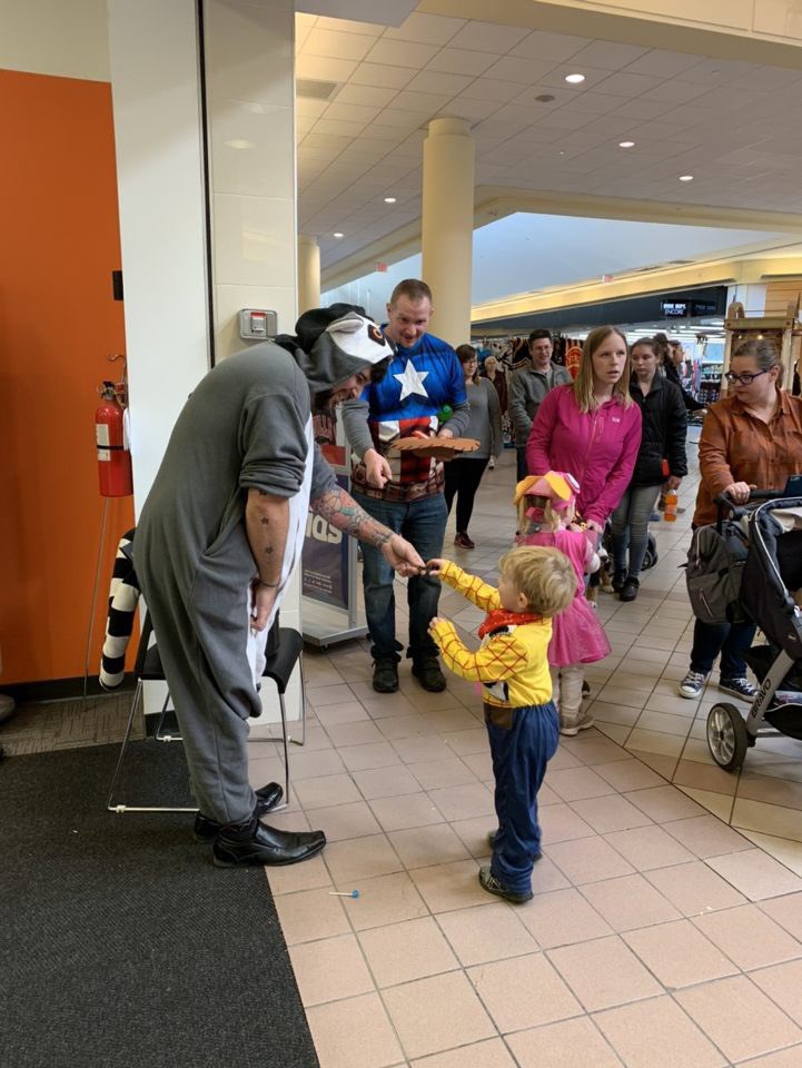 My Burlington mall location had an awesome time handing out candy for all the kids in the mall during this special mall event! Looks like the kids enjoyed it too!! Happy Halloween 👻
