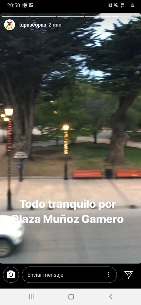 _litia_'s tweet photo. Me indigna la falta de empatía, en un pub mostraban un video de lo "tranquilo que esta" que vayan a su local y al otro lado de la plaza , golpeaban a un chico y tiraban lacrimógenas. #PuntaArenas https://t.co/lKXxinrXLJ