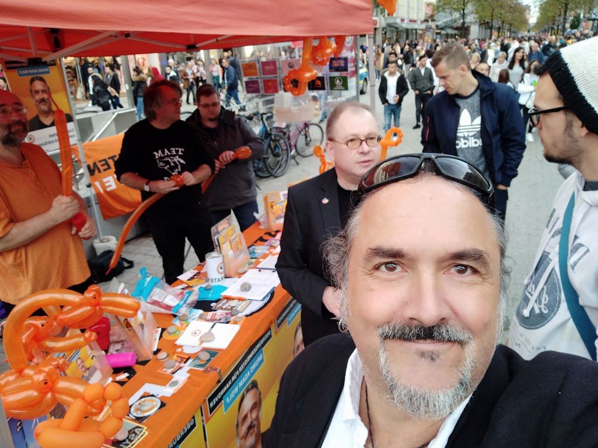 Mit einem gemeinsamen Bild vom #TeamWolf, einem Lächeln des <a href="/tomvomizh/">Thomas Ganskow</a> &amp; einem Selfie des Kandidaten Bruno Adam Wolf (@AdamSailorwolff) verabschieden wir uns für Heute und wünschen allen Menschen in #Hannover einen schönen #WahlSonntag.

#Piraten #AdamWolf

#HannOB19 #HannOB2019