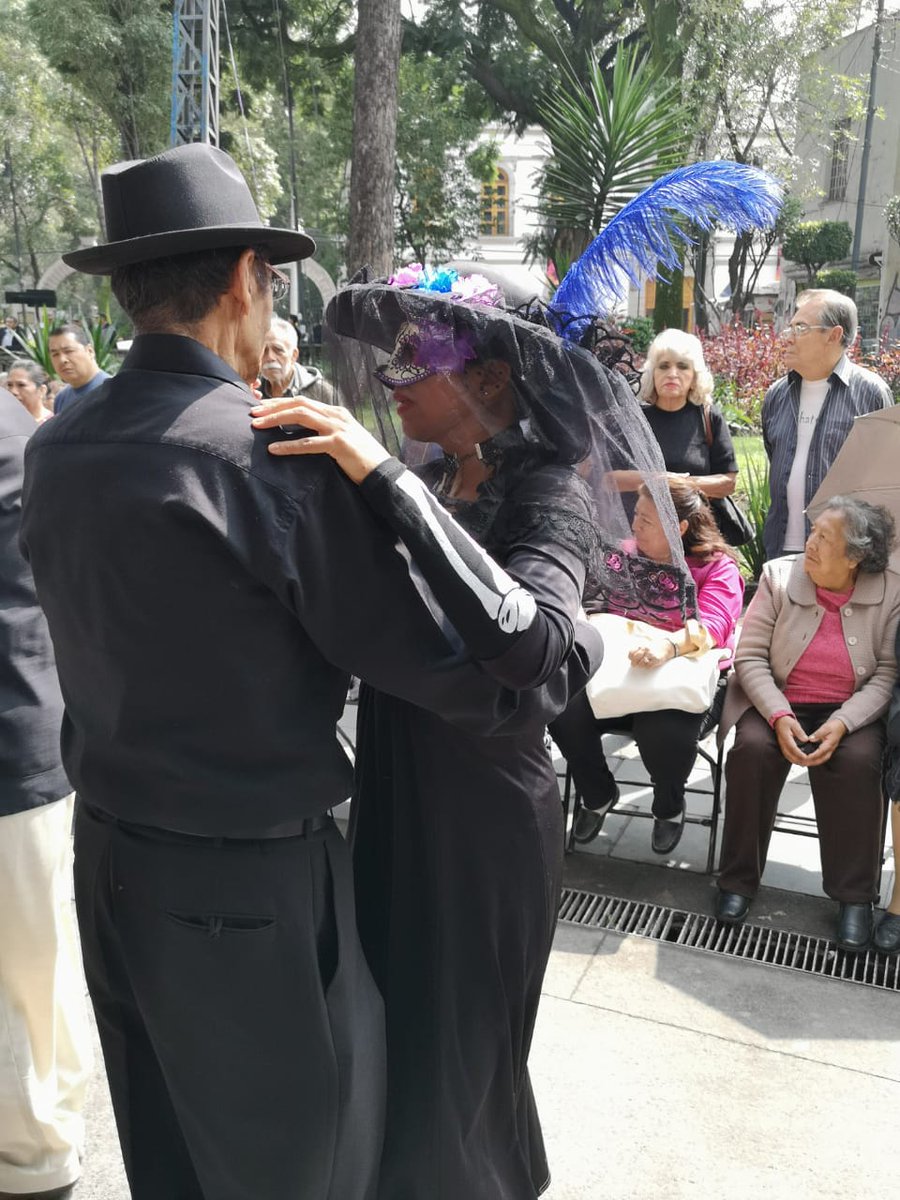 AzcapotzalcoMx's tweet photo. ☝️ Disfrutamos de la alegría que nos brinda el baile en #SábadosDeDanzón en el Jardín Hidalgo con la inigualable #OrquestaAnáhuac. 💃
#ConoceAzcapo 🏡 #SoyAzcapo 🐜 https://t.co/Skt1AuX7j5