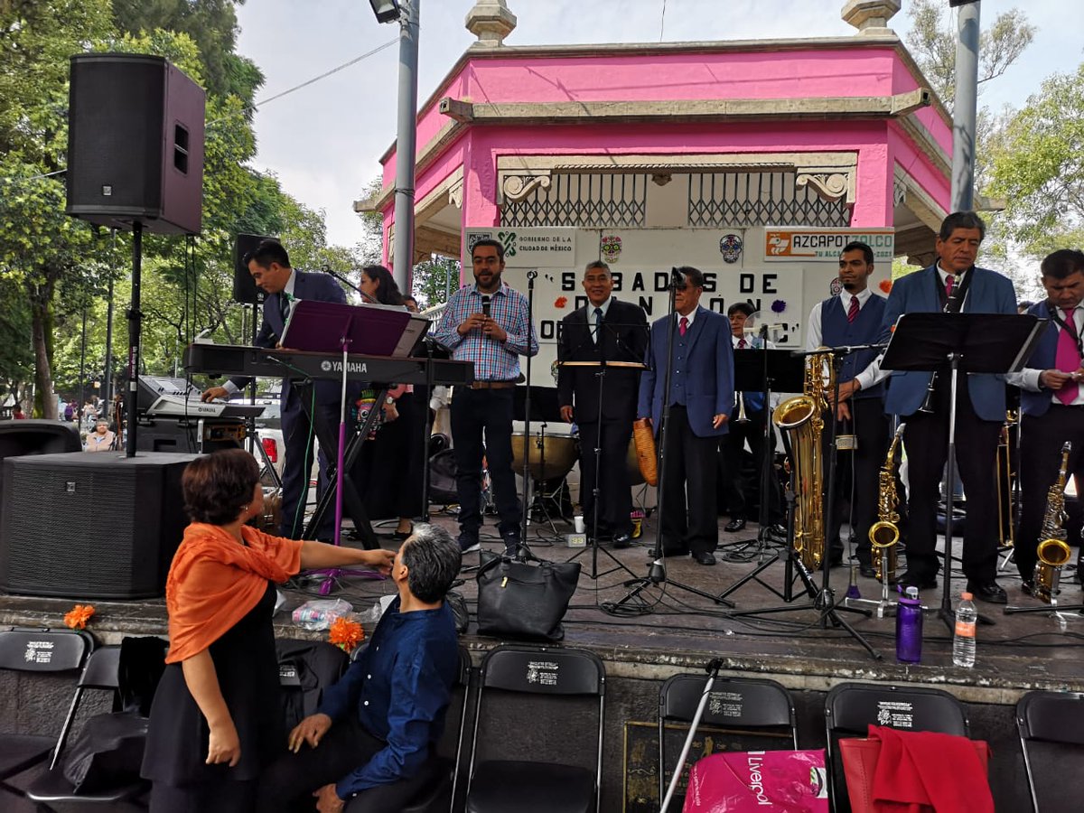 AzcapotzalcoMx's tweet photo. ☝️ Disfrutamos de la alegría que nos brinda el baile en #SábadosDeDanzón en el Jardín Hidalgo con la inigualable #OrquestaAnáhuac. 💃
#ConoceAzcapo 🏡 #SoyAzcapo 🐜 https://t.co/Skt1AuX7j5