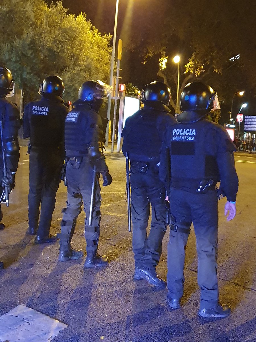 lalertacanal's tweet photo. 🔴 Desde l'Alerta denunciem la violència policial i sobretot, que tots els agents policials han d'anar acompanyats d'un número de placa. Precisament el que apunta i dispara trets avui és casualment l'únic que no porta identificació visible. https://t.co/Uw2gWLmlNh