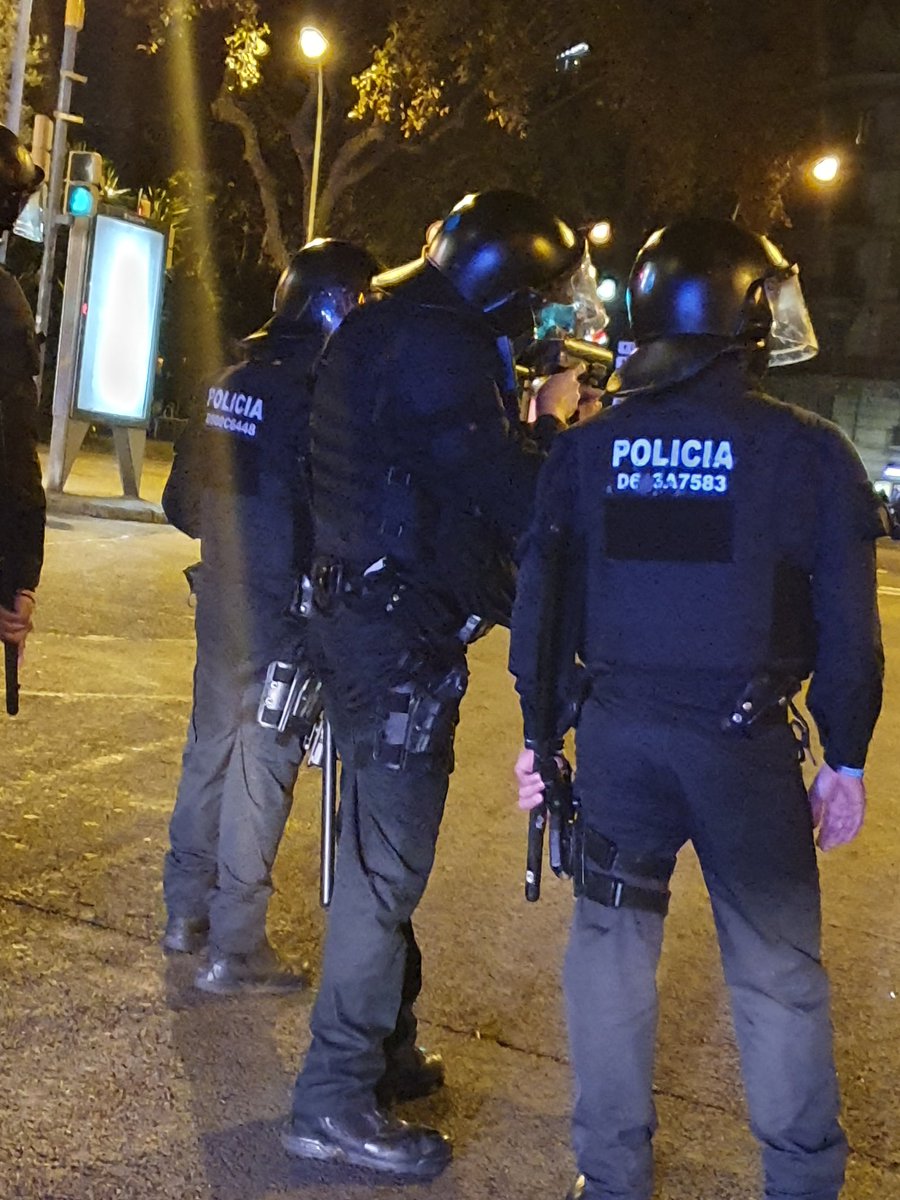 lalertacanal's tweet photo. 🔴 Desde l'Alerta denunciem la violència policial i sobretot, que tots els agents policials han d'anar acompanyats d'un número de placa. Precisament el que apunta i dispara trets avui és casualment l'únic que no porta identificació visible. https://t.co/Uw2gWLmlNh