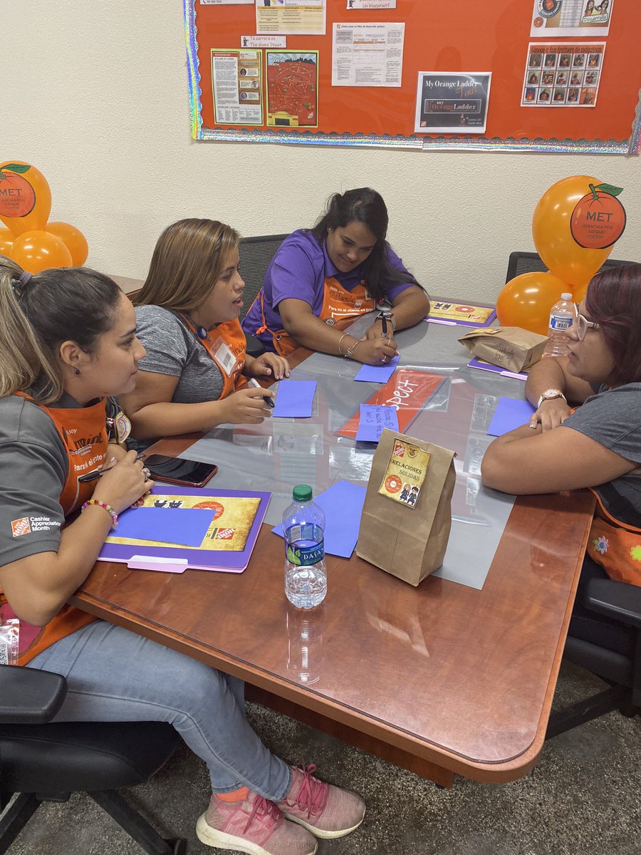 KarolynOc's tweet photo. Lead In: ᖇᗴᒪᗩᑕIOᑎᗴᔕ ᔕOᒪIᗪᗩᔕ, para nuestro equipo de Cajeros! Gracias @eliezer_marrero y @eve0996 por una gran presentación! #Team6401 #HarryPotter #CAM2019 #Develop https://t.co/Kj6szA9x2e