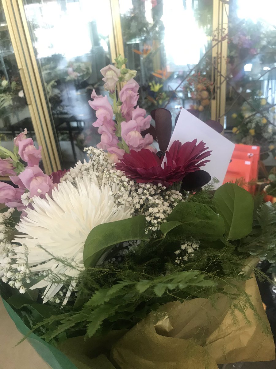 tbeaudry306's tweet photo. Today is #SmallBizSaturday and I want to give a special shout out to one of my favourite #yqr entrepreneurs, Petra and her team @wascanaflorals shop who help me bring a little colour into my space at the @SKLegAssembly. Thanks for being a local job creator Petra! https://t.co/jMDDznEFmt