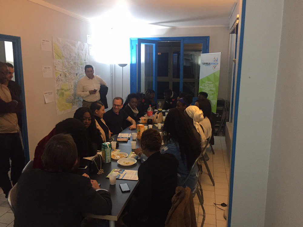 GuillaumRouger's tweet photo. Une belle rencontre, ce soir, avec des jeunes étudiants et jeunes actifs du quartier de La Madeleine. Ils m'ont interpellé sur le manque de formations adaptées à #Evreux : un enjeu majeur pour notre ville!
Pendant 2h nous avons partagé nos attentes, nos impatiences, nos rêves! https://t.co/lVFZknMlGt