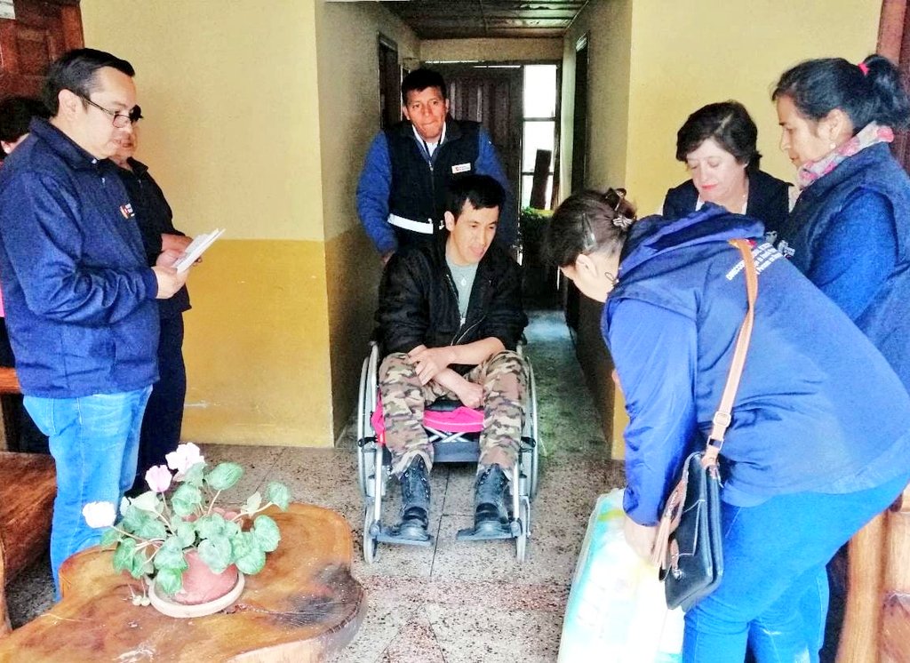 Salud_Loja's tweet photo. #Loja | Luis Morocho, quien tiene discapacidad física, hoy recibió una silla de ruedas y pañales, por parte del #Distrito11D01 @Salud_Ec https://t.co/vGoDkqNRz7