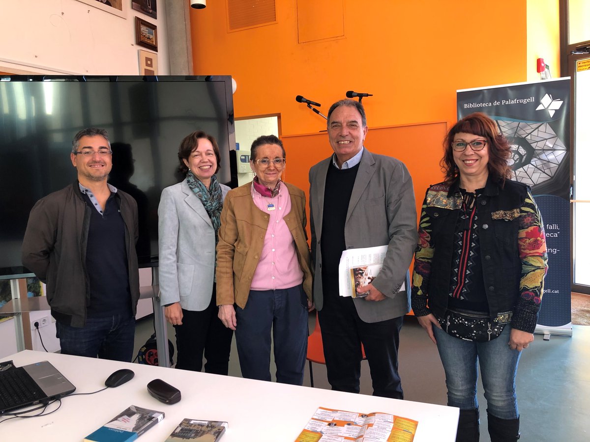TomRidleySharpe's tweet photo. 💢 dissabte 26 d’Octubre 2019 s’ha  iniciat el cicle “Lliçons de #Literatura #Anglesa” a càrrec de Miquel Berga amb la col.laboració  del @ajpalafrugell @bibpalafrugell @FJosepPla i @TomRidleySharpe 
📚📖📘✍️📇 @PalafrugellCult @cultura_cat  
#Palafrugell #Llafranc   #Editorials https://t.co/0skHk0j3Xw