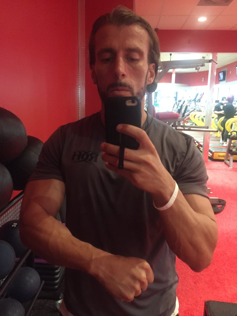 RhettTitusANX's tweet photo. ROH STRONG 💪🏼
#watchROH #RookieSeason #RJVC #HonorClub https://t.co/4c8Yf0iZGy