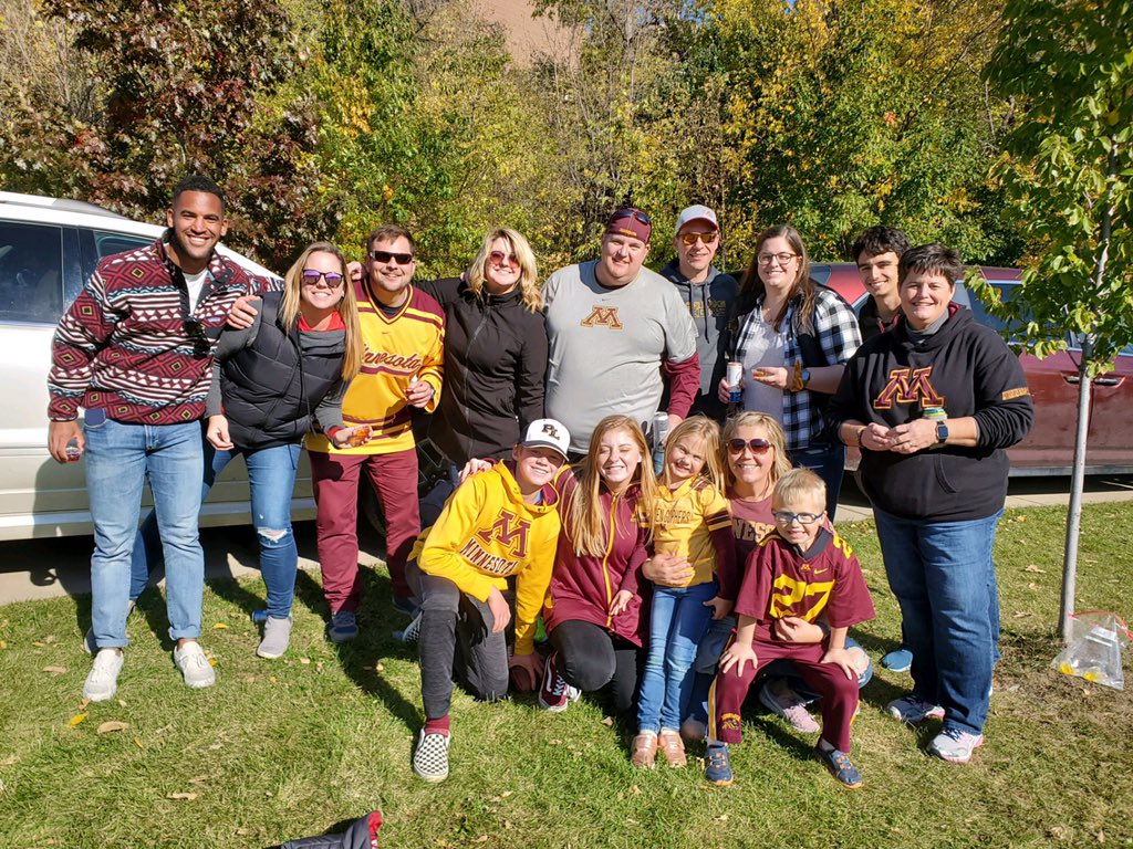 maggiefrenchh's tweet photo. #younblue #gophergameday https://t.co/mVIFg9HLSl