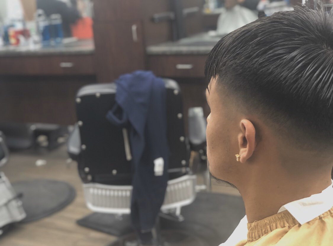 I keep grinding 🖌💈
.
.

#barbershopconnect #barbersince98 #showcasebarbers #cprbarbers #cprbarberbattle #cpr_barbers #barbersinctv #thebarberpost #nicestbarbers #teamcpr_barbers #keepitcutthroat #getcut #Andis #howtofadehair #internationalbarbers #famousbarbering #nastybarbers