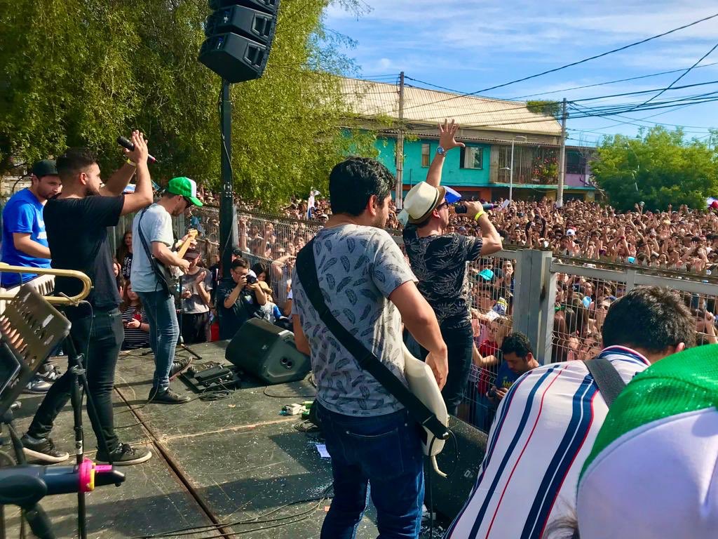 danieljadue's tweet photo. Masivo Cacerolazo Cultural a esta hora en Recoleta. Vecinas y vecinos por la constituyente junto a artistas nacionales como Gianluca, Princesa Alba, Francisca Valenzuela, Sepa Moya, Camila Moreno, entre otros. #Constitucion2020 https://t.co/lCeDlt3pEp