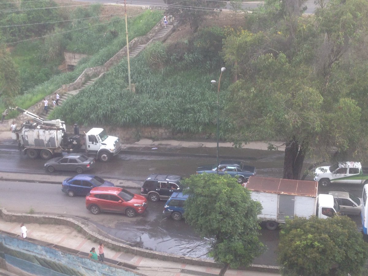 aguilart55's tweet photo. Ruiz Pineda cada vez que llueve se desborda la cloaca, fotos 2017,2018 y hoy 2019 @globovision @venevision @El_Noticiero @noticias24 261019 https://t.co/m0IkwAJ92E
