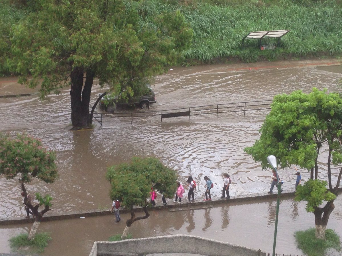 aguilart55's tweet photo. Ruiz Pineda cada vez que llueve se desborda la cloaca, fotos 2017,2018 y hoy 2019 @globovision @venevision @El_Noticiero @noticias24 261019 https://t.co/m0IkwAJ92E