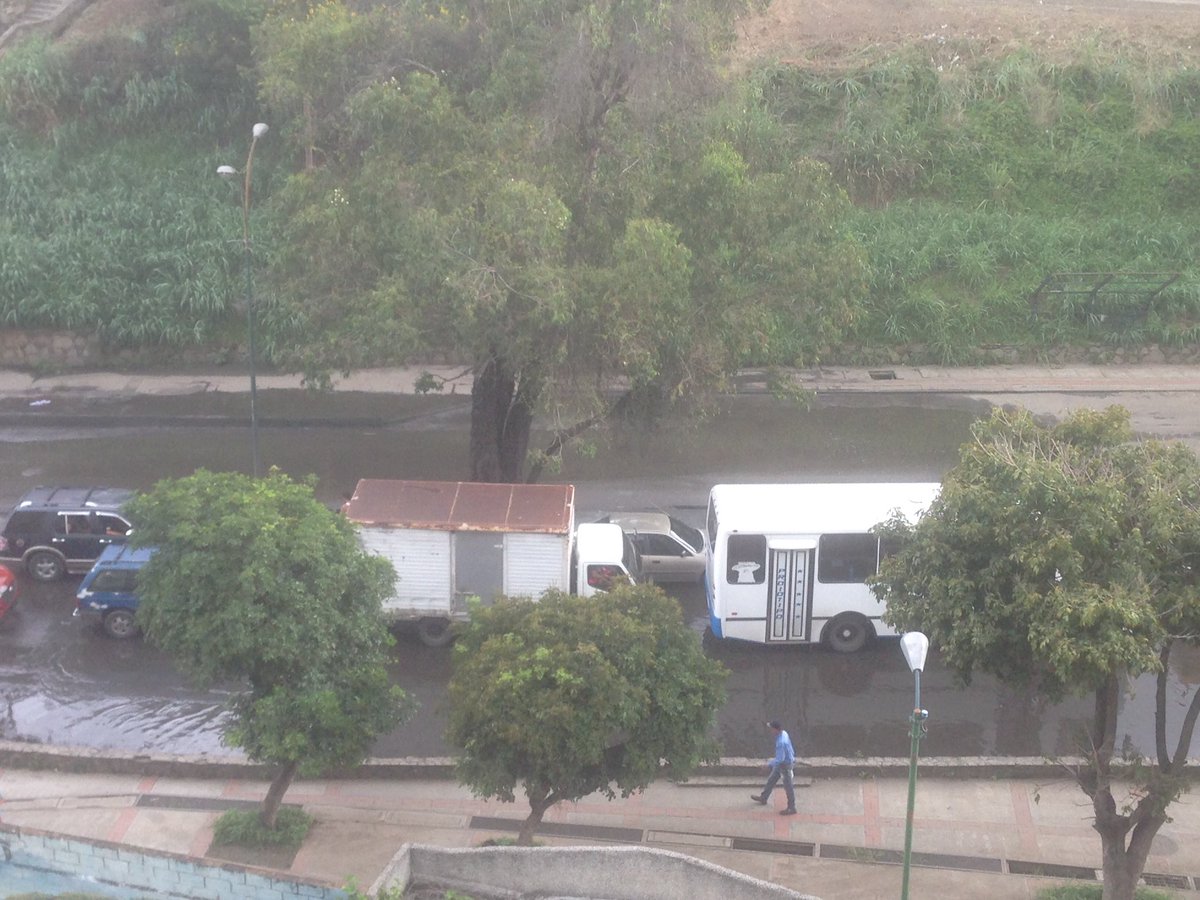 aguilart55's tweet photo. Ruiz Pineda cada vez que llueve se desborda la cloaca, fotos 2017,2018 y hoy 2019 @ChiguireBipolar @Unionradionet @prensarcr 261019 https://t.co/FDLIXJFd4a