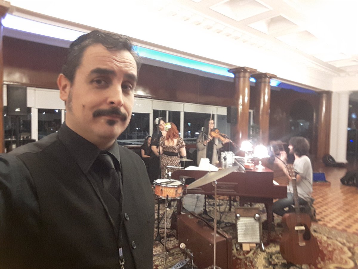 CarlosTresandi's tweet photo. Aquí calentando motores con los amigos de @lebarluthier para la fiesta de Le Grand Bar Luthier que voy a tener la suerte de presentar en el Club Náutico de Vigo... #Moda50's a tope https://t.co/P6HOhZonxZ