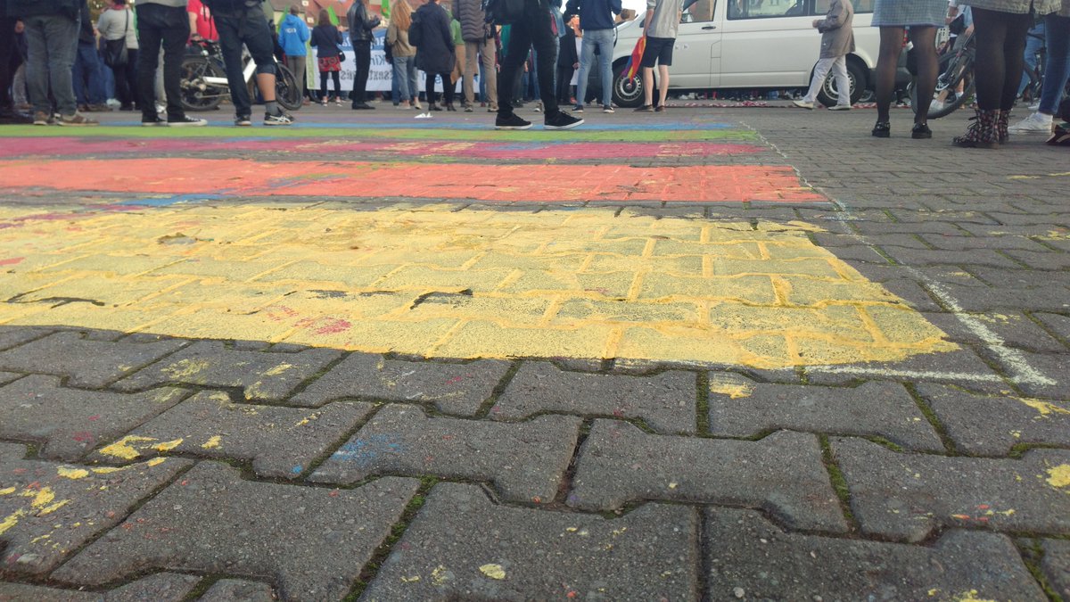 real_plaetzef's tweet photo. Die "Aktionsgruppe Regenbogen" hat ihr Statement übrigens auf Indy rausgebracht: https://t.co/uz4Walh3d6
-- auf den Domplatz wurde heute ein Regenbogen gemalt - weit bevor wir aufgebaut haben. #EF2610 https://t.co/VWOMd8s4HT