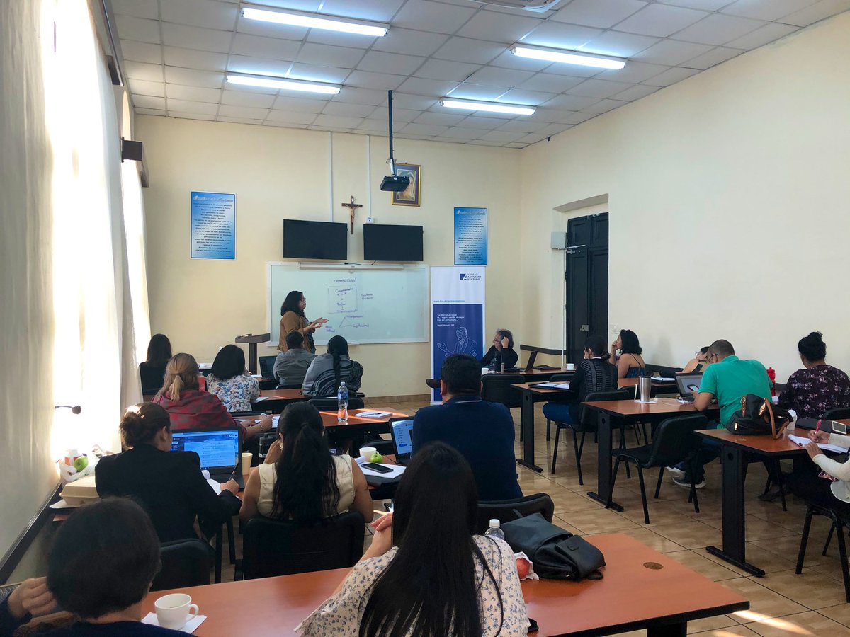 Nos encontramos en el tercer módulo del Diplomado en Migración y Desarrollo. Tema: “La Inserción y Reinserción de los Migrantes” por el Dr. <a href="/Carloscnassar/">Carlos C. Nassar</a> // #KASHonduras <a href="/unicahonduras/">UNICAH</a>