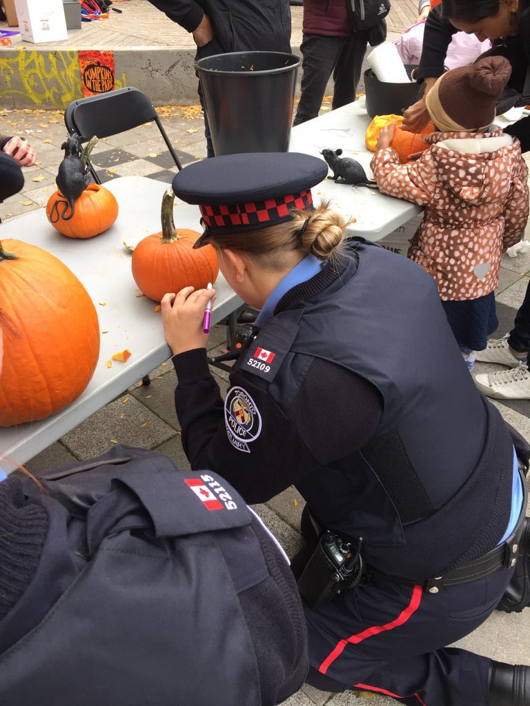#@TPSAux51Div officers enjoying  #pumpkinfest at #barbarahallpark  #CommunityEngagement 👍👍