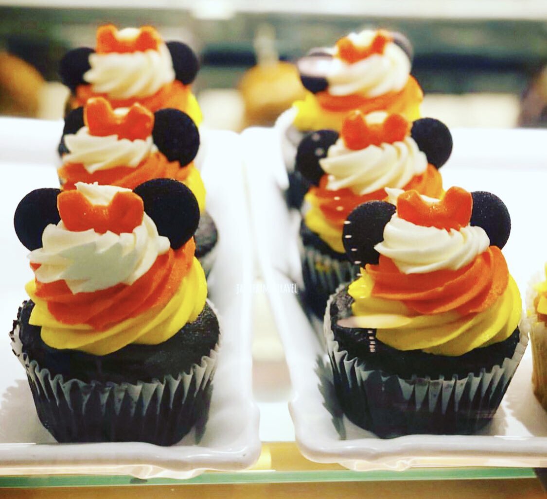 MadHatterAdv's tweet photo. Who wants one of these delicious #cupcakes?
🧁 🧁🧁 #disneyfood #disney #disneyworld #halloween #disneyfoodies #food #travel #disneynews #disneyparks #fall #wdw #foodie #candy #foodporn #foodphotography #yum #mhatravel #saturday #weekend 📷⁦@jamiemha⁩ https://t.co/hDpqiy72hs