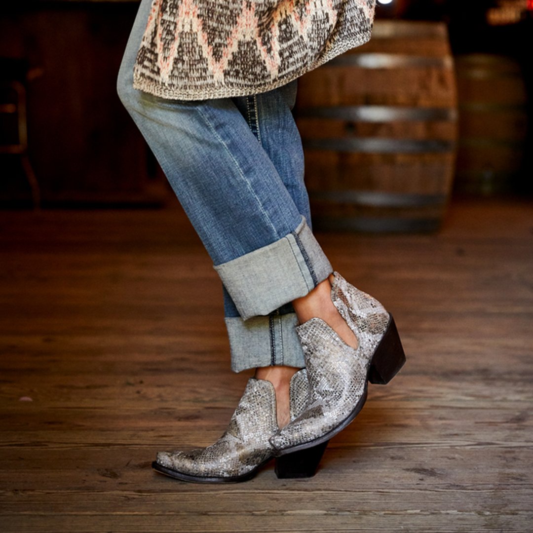 Ariat's tweet photo. From rodeo scene to the mainstream, meet the Metallic Snake Dixon. #ariat #myariat #westernboots #westernlife #westernstyle #cowgirlchic #cowgirlstyle #boots https://t.co/h4zSMHTDSY